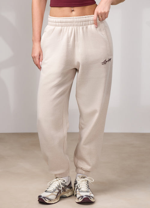 Gym King Script Fleece Jogger - Butterscotch gemêleerd/Deep Cherry