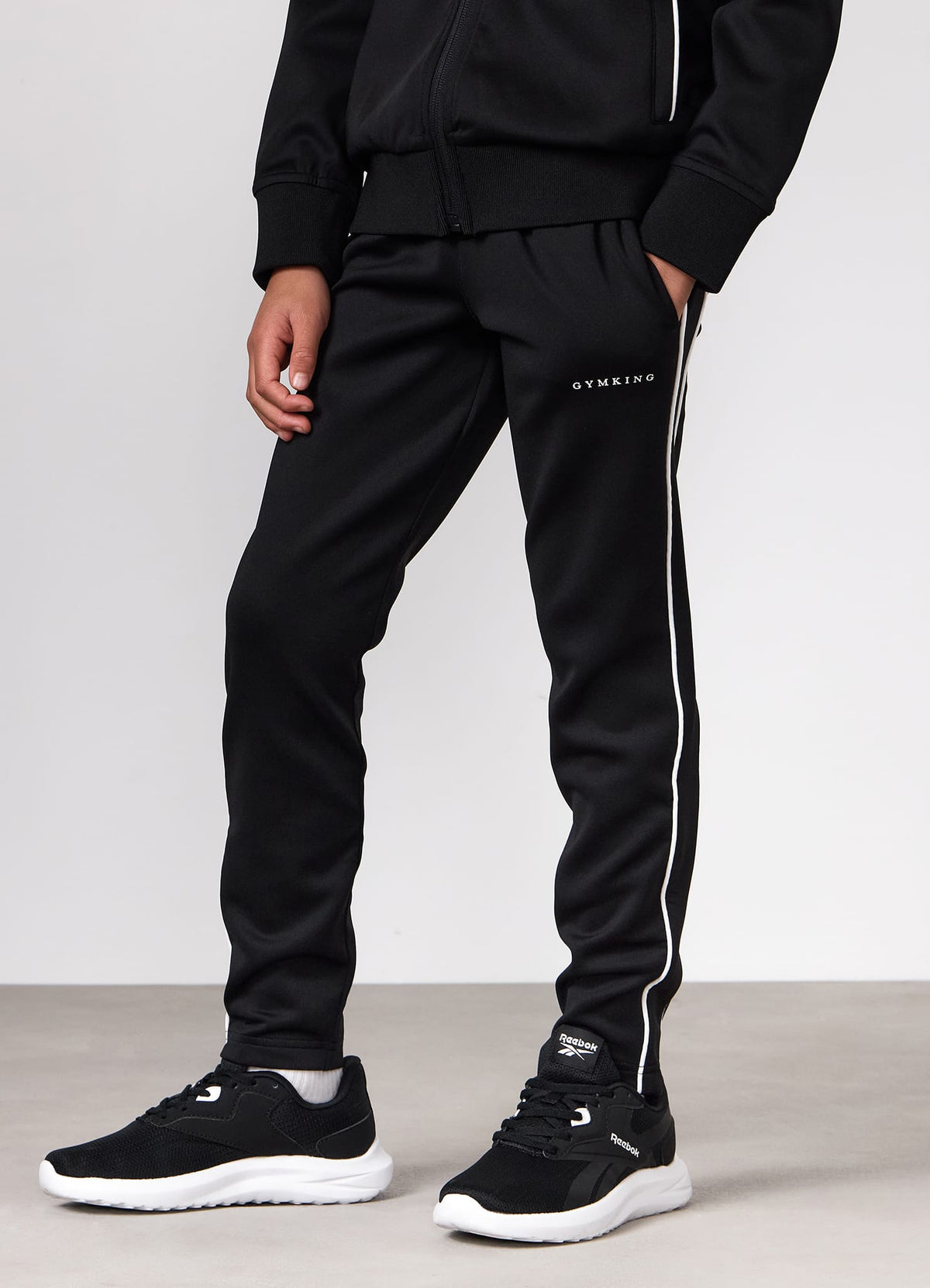 Gym King Joggingbroek met getailleerde pijpen en biesjes van Kids Core - Zwart