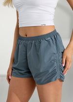Gym King Geweven korte broek met ruches - Storm Blue (miniatuurafbeelding)