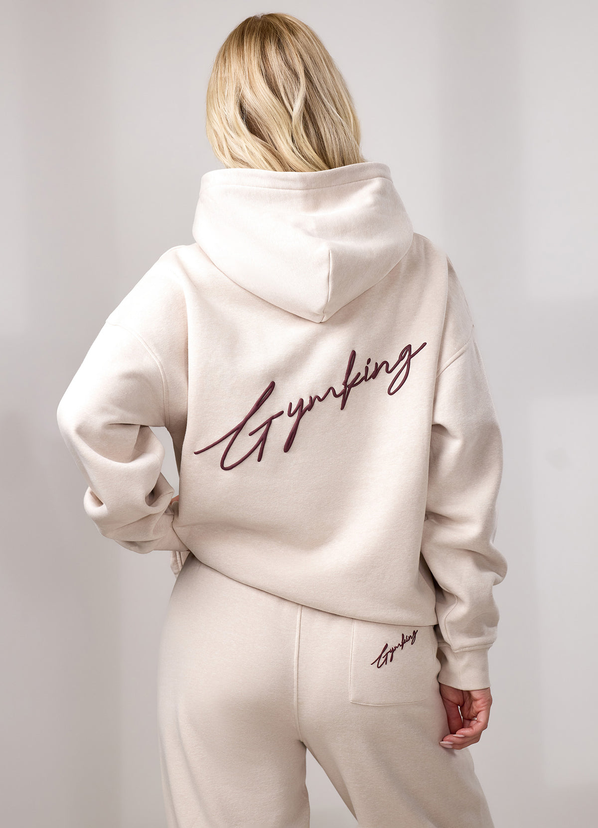 Gym King Script fleecehoodie - Butterscotch gemêleerd/Deep Cherry